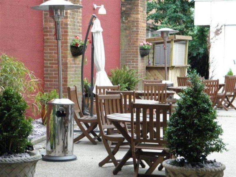 The Beverley Arms Hotel Exterior photo The courtyard at the Old Red Lion