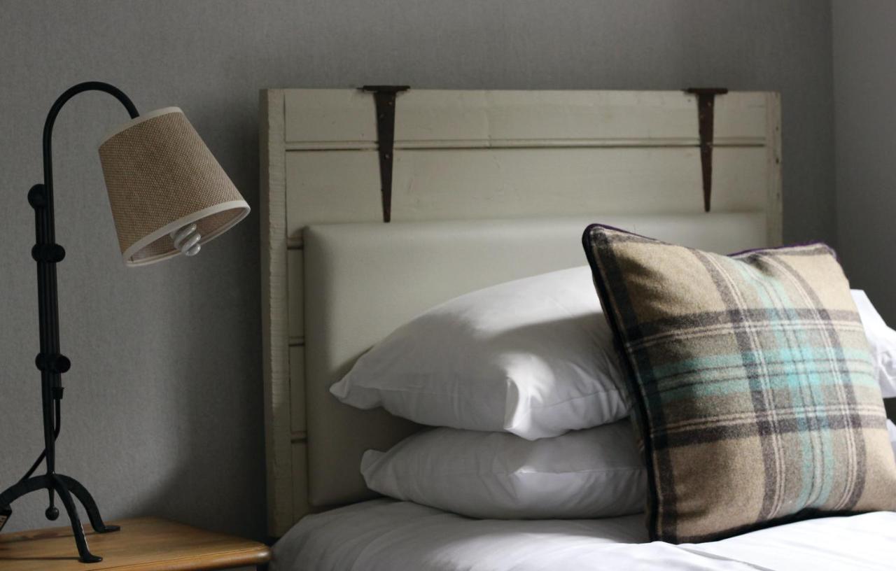 The Beverley Arms Hotel Exterior photo A bed with a headboard